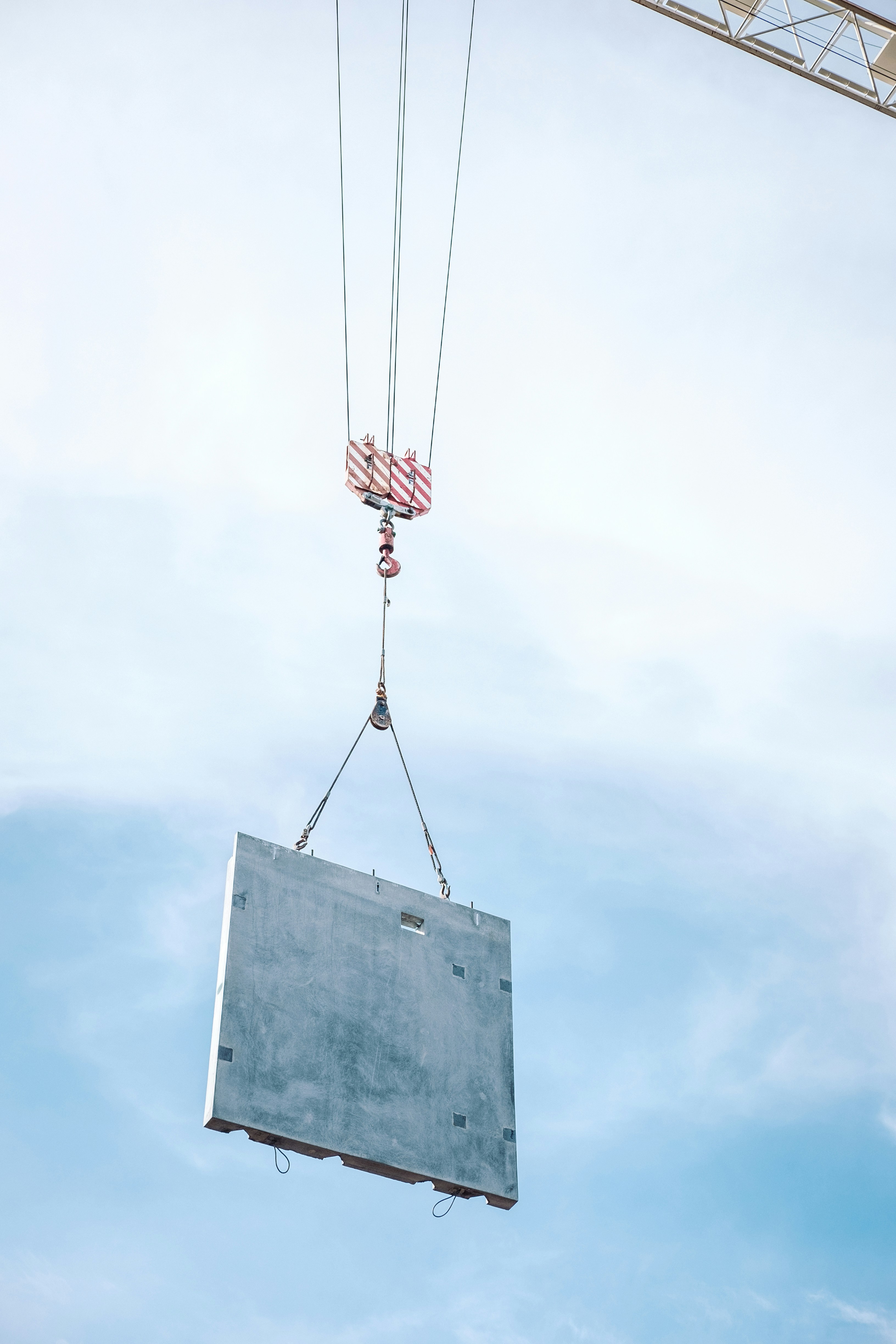 Une charpente en acier gris utilis&eacute;e sur un chantier de construction