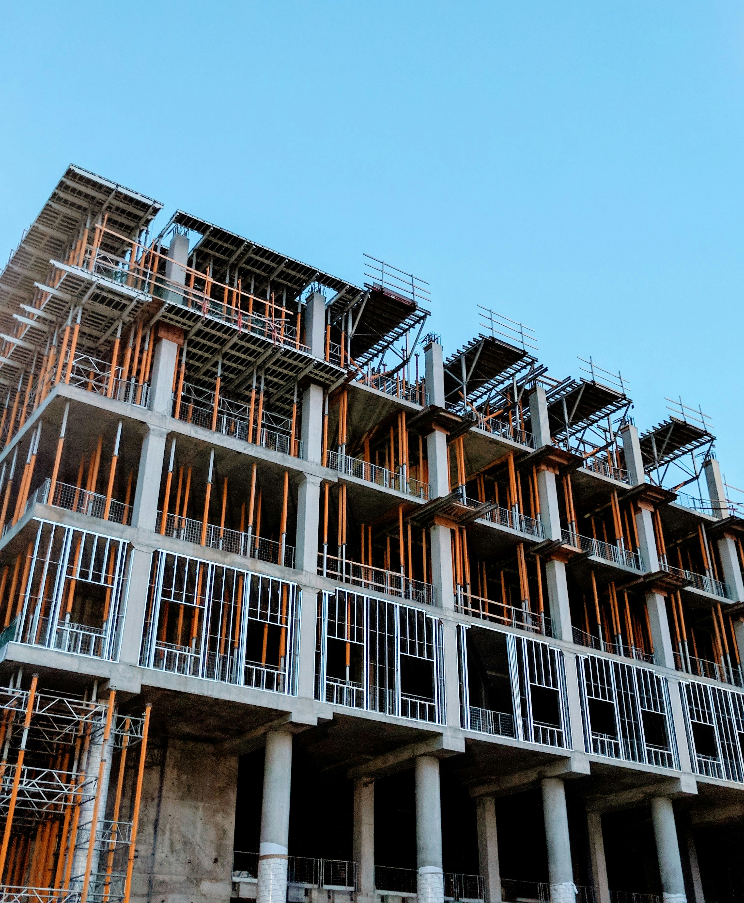Une photo montrant la construction d'un b&acirc;timent en cours
